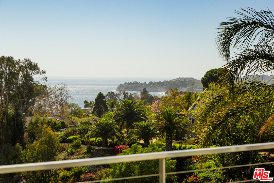 27366 Winding Way Malibu, CA 90265 - Photo 22 of 43 a view of a city