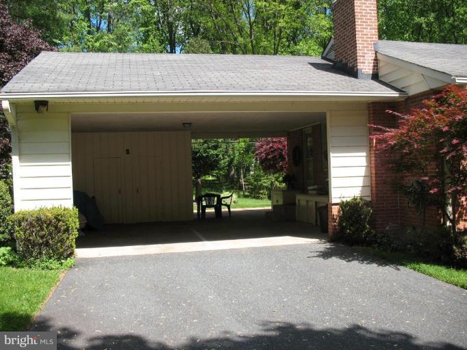 1604 Pinnacle Road Towson, MD 21286 - Photo 4 of 22 a front view of a house with garden
