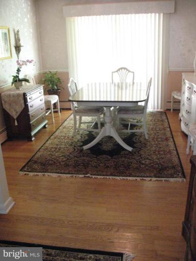 1604 Pinnacle Road Towson, MD 21286 - Photo 6 of 22 a living room with furniture