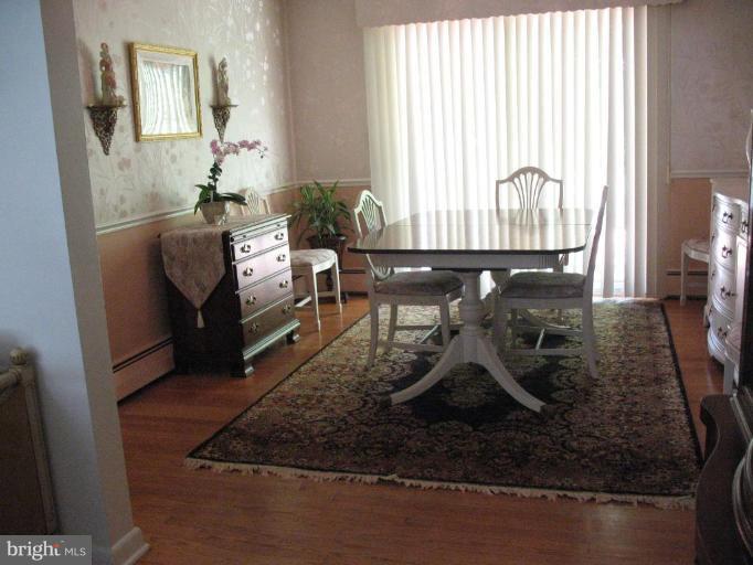 1604 Pinnacle Road Towson, MD 21286 - Photo 7 of 22 a living room with furniture
