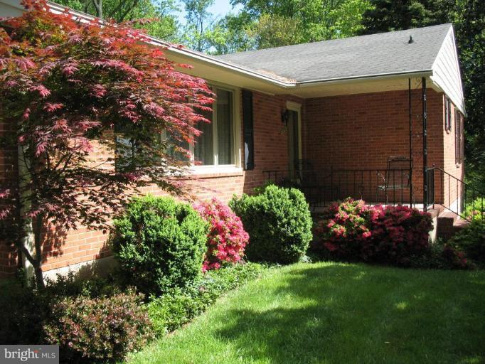 1604 Pinnacle Road Towson, MD 21286 - Photo 10 of 22 a view of a house with a garden