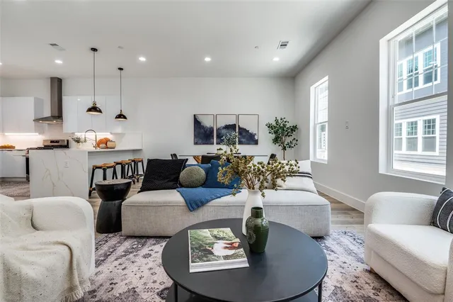 $2,850 | 631 North Tyler Street, Unit 303, Dallas, TX 75208