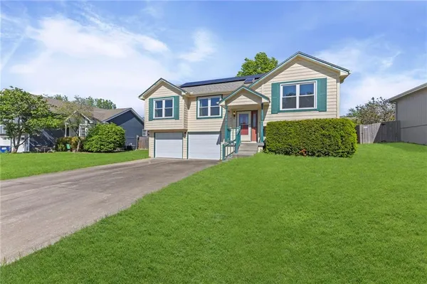 $270,000 | 821 Northeast Michael Drive, Lee's Summit, MO 64086