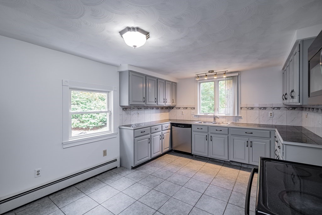 144 Lamont Street Springfield, MA 01119 - Photo 8 of 26 Gallery Image 8
