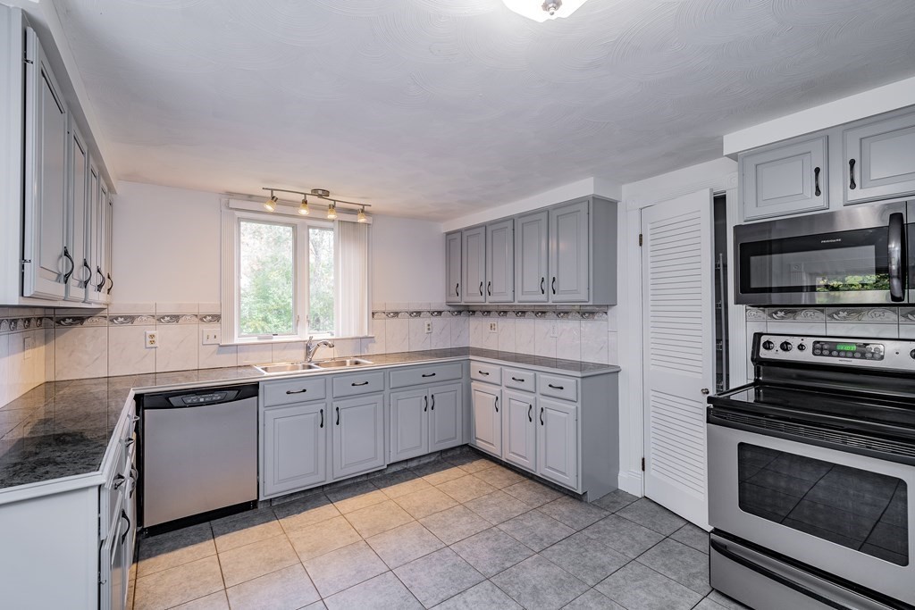 144 Lamont Street Springfield, MA 01119 - Photo 9 of 26 Gallery Image 9