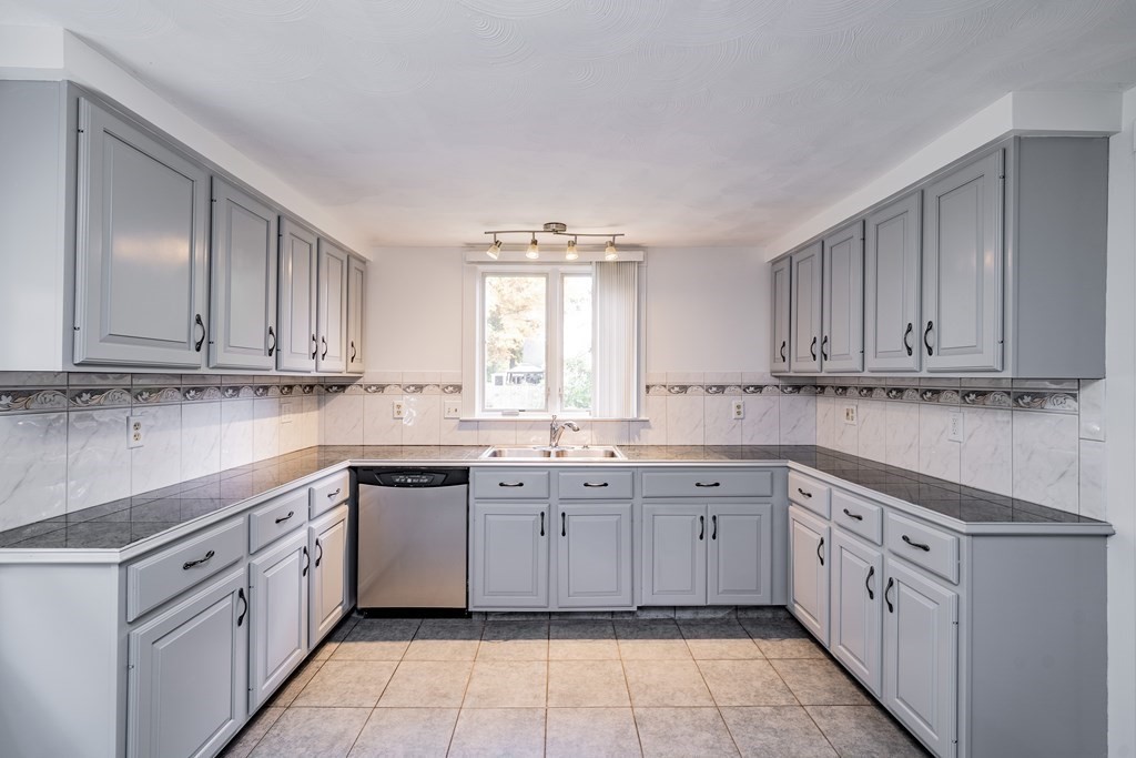 144 Lamont Street Springfield, MA 01119 - Photo 10 of 26 Gallery Image 10
