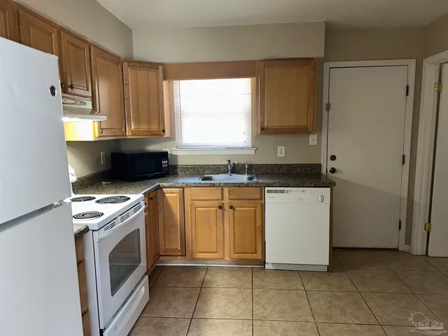 $1,300 | 3406 Green Briar Circle, Unit B, Gulf Breeze, FL 32563