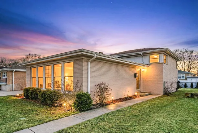 $3,650 | 9314 Menard Avenue, Morton Grove, IL 60053