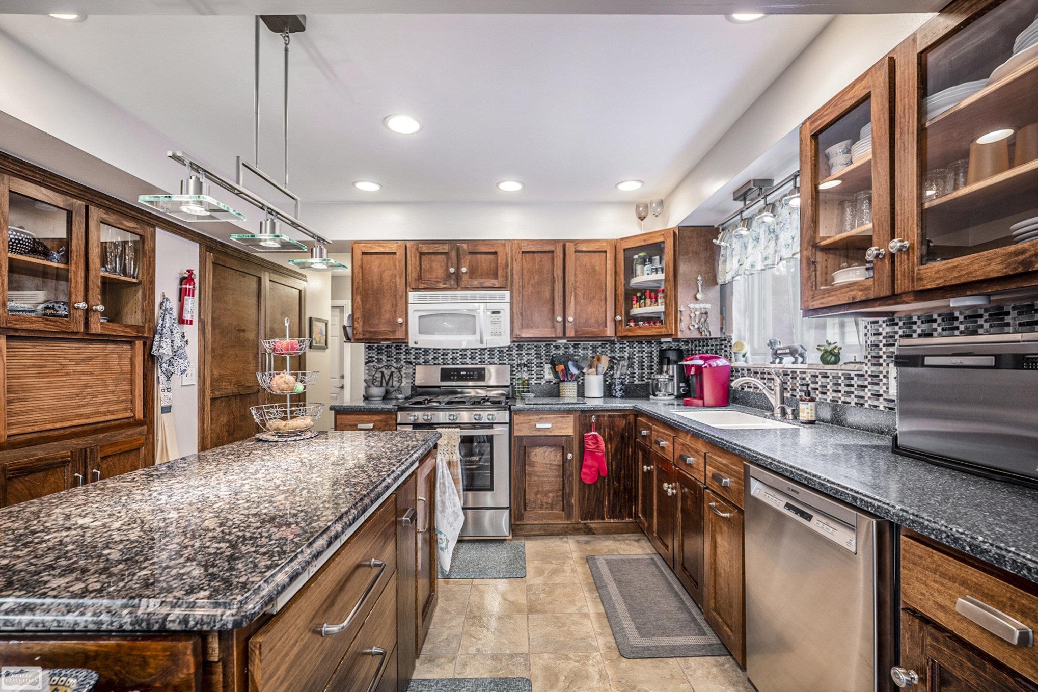 47630 Barbara Road Macomb, MI 48044 - Photo 11 of 26 50192594-148c2645-6135-47e1-b792-bc469d033a35.JPG