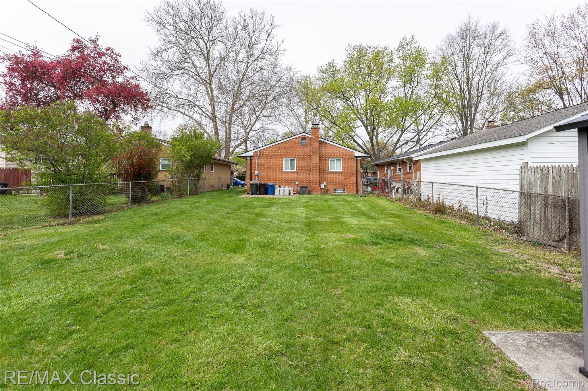 19644 Rensellor Street Livonia, MI 48152 - Photo 32 of 34 19644 rensellor exteriors (10).jpg