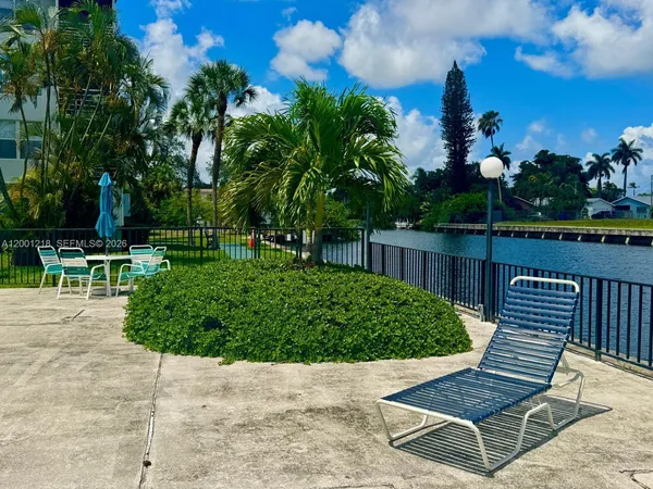 $2,475 | 2741 Taft Street, Unit 404, Hollywood, FL 33020