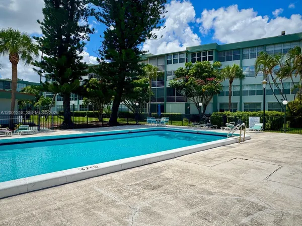 $2,475 | 2741 Taft Street, Unit 404, Hollywood, FL 33020