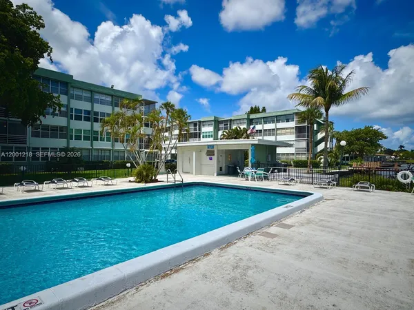 $2,475 | 2741 Taft Street, Unit 404, Hollywood, FL 33020