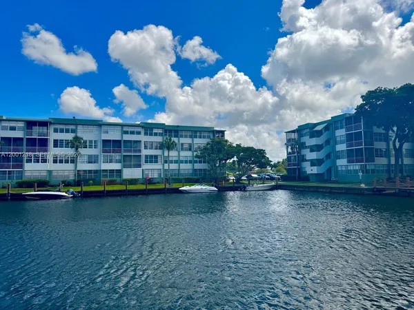 $2,475 | 2741 Taft Street, Unit 404, Hollywood, FL 33020