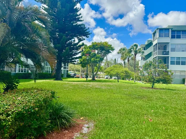 $2,475 | 2741 Taft Street, Unit 404, Hollywood, FL 33020