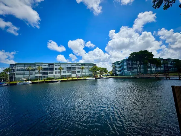 $2,475 | 2741 Taft Street, Unit 404, Hollywood, FL 33020