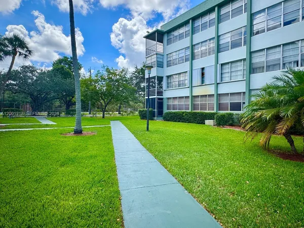 $2,475 | 2741 Taft Street, Unit 404, Hollywood, FL 33020