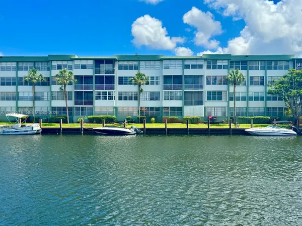 $2,475 | 2741 Taft Street, Unit 404, Hollywood, FL 33020