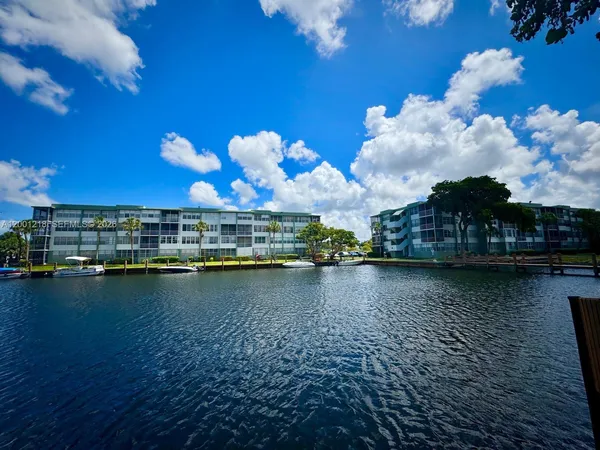 $2,475 | 2741 Taft Street, Unit 404, Hollywood, FL 33020