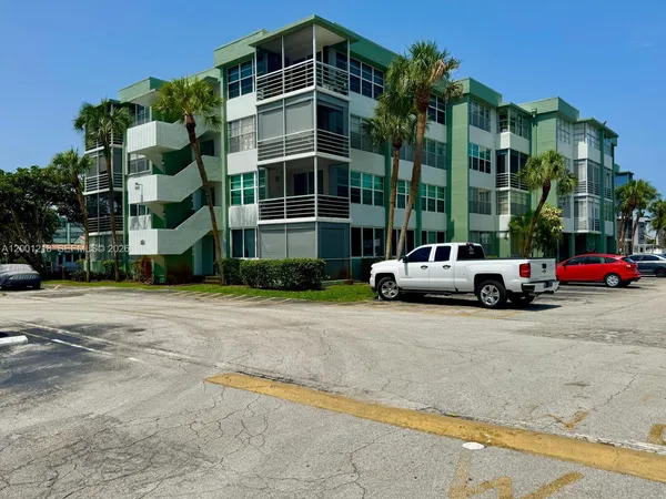 $2,475 | 2741 Taft Street, Unit 404, Hollywood, FL 33020