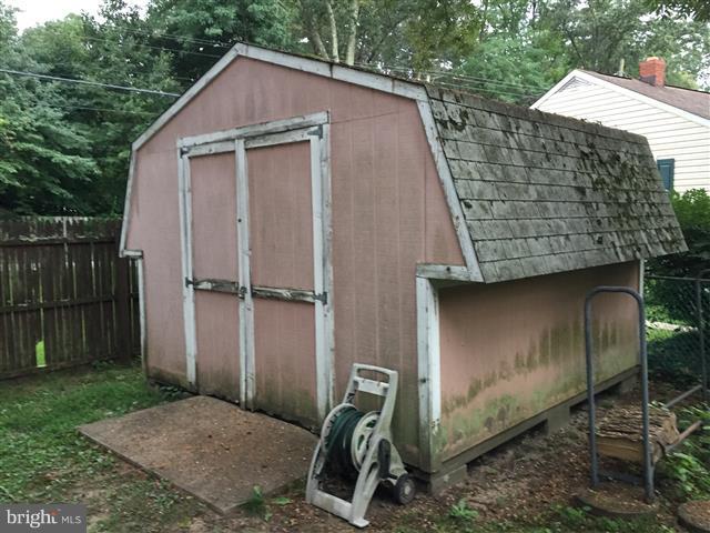 166 Dundee Road Severna Park, MD 21146 - Photo 25 of 25 a backyard of a house with barbeque oven
