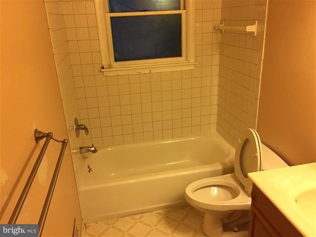 166 Dundee Road Severna Park, MD 21146 - Photo 8 of 25 a bathroom with a sink and bathtub