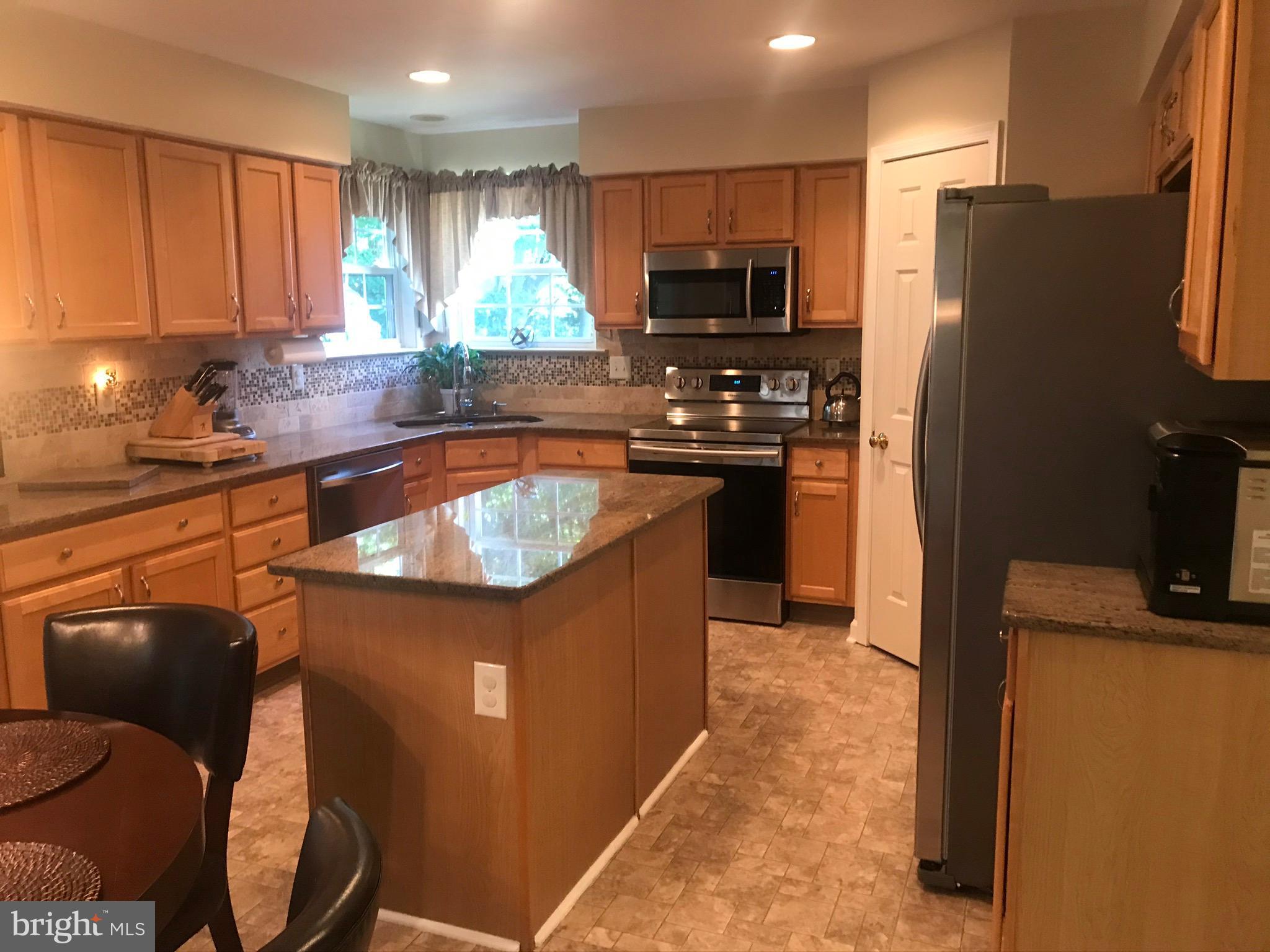 25 Bancroft Road New Castle, DE 19720 - Photo 3 of 33 Granite Island and Stainless Steel Appliances
