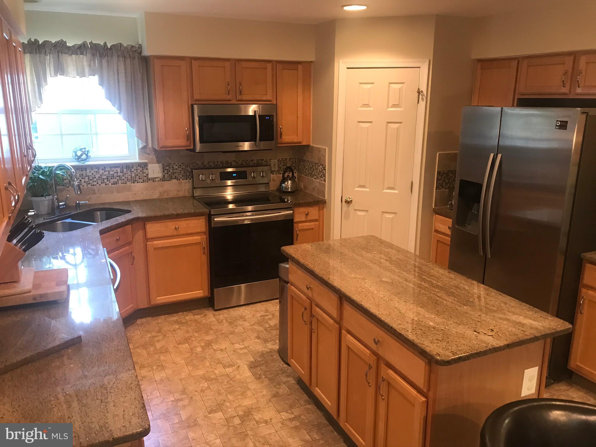 25 Bancroft Road New Castle, DE 19720 - Photo 7 of 33 Granite Island and Stainless Steel Appliances