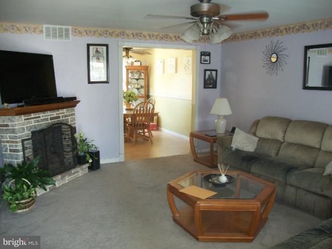 2118 Cockspur Road Baltimore, MD 21220 - Photo 4 of 10 Living Room