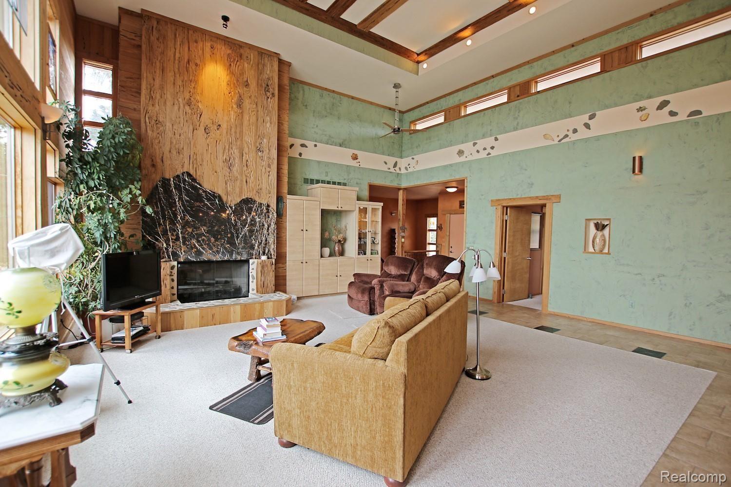 9175 Ridge Road Goodrich, MI 48438 - Photo 8 of 59 8) Living Room.jpg