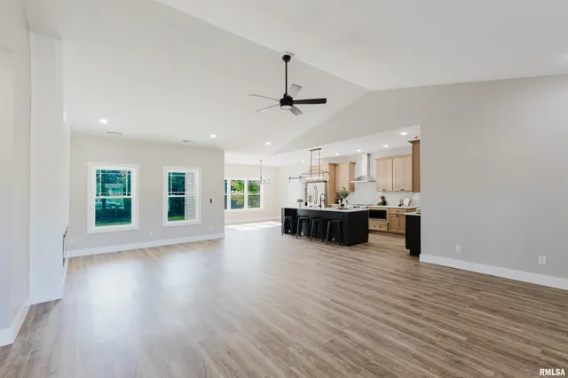 $479,900 | 704 Jonathan Lane, Carterville, IL 62918