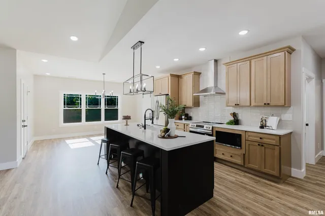 $479,900 | 704 Jonathan Lane, Carterville, IL 62918