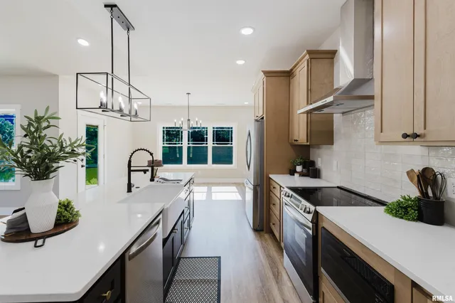 $479,900 | 704 Jonathan Lane, Carterville, IL 62918