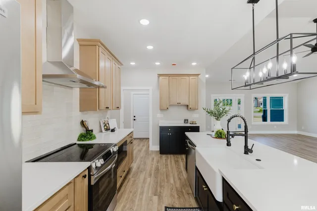 $479,900 | 704 Jonathan Lane, Carterville, IL 62918