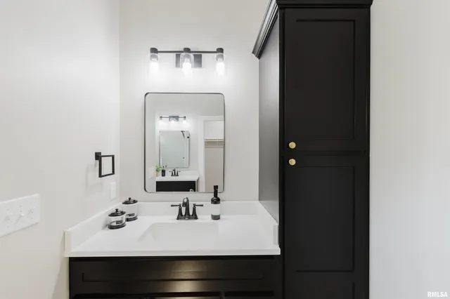 $479,900 | 704 Jonathan Lane, Carterville, IL 62918