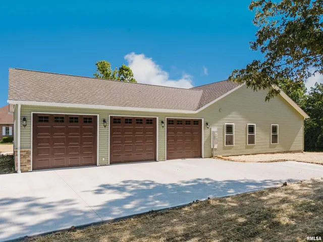 $479,900 | 704 Jonathan Lane, Carterville, IL 62918