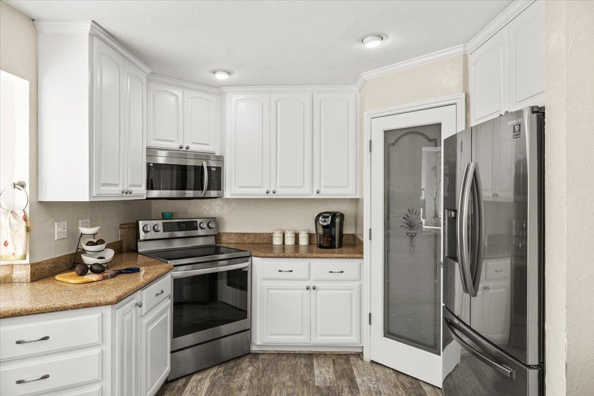 11195 Ringtail Road Penn Valley, CA 95946 - Photo 15 of 47 a kitchen with stainless steel appliances a refrigerator sink and cabinets