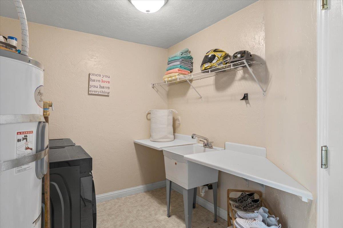 11195 Ringtail Road Penn Valley, CA 95946 - Photo 28 of 47 a dining room with a table and chairs