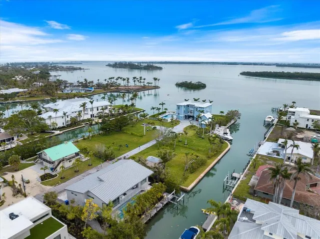 $2,800,000 | 600 De Narvaez Drive, Longboat Key, FL 34228