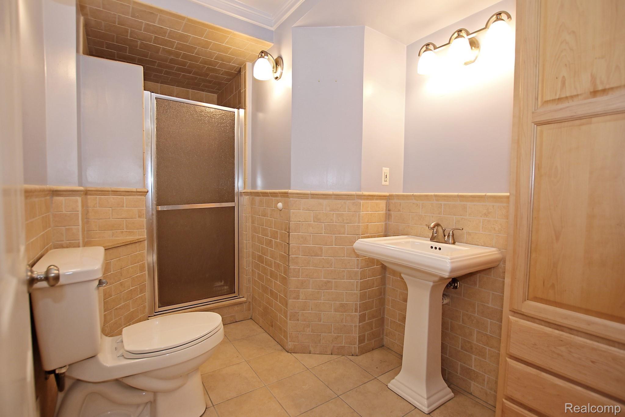 1845 Crestline Street Rochester, MI 48307 - Photo 23 of 58 23) Bathroom.jpg
