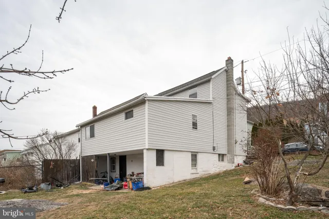 a view of a house with a yard and garage