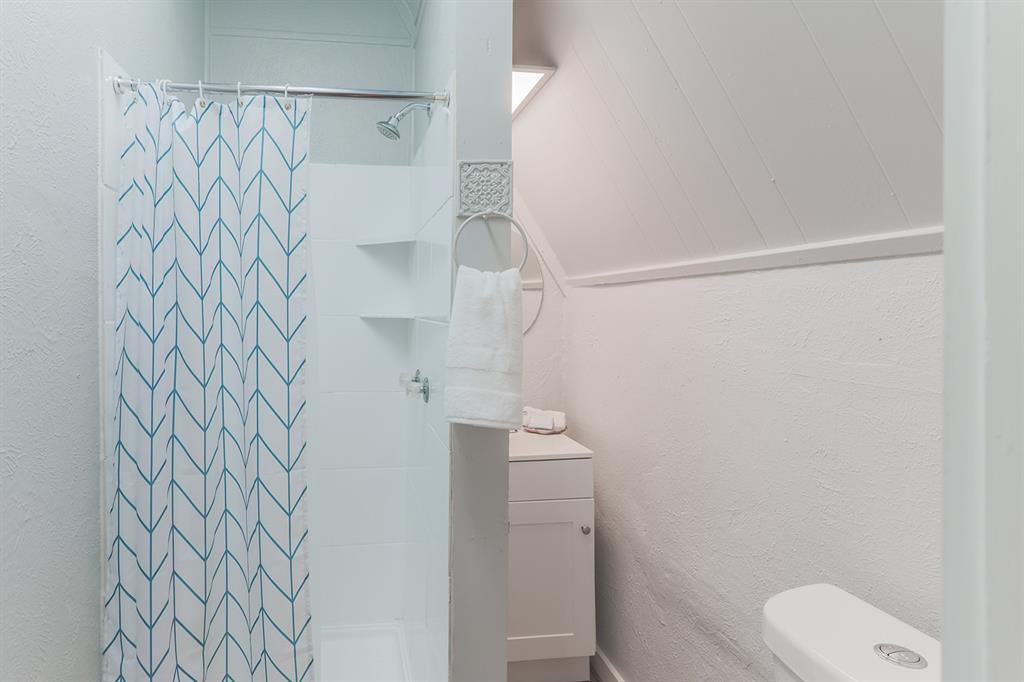 453 East Marshall Street Van Alstyne, TX 75495 - Photo 21 of 30 a bathroom with a shower curtain