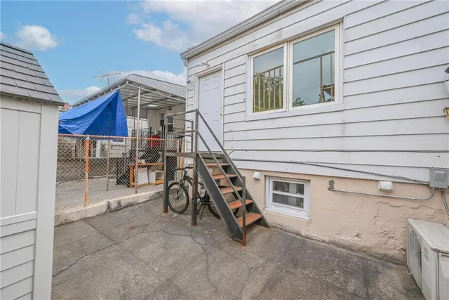 a view of an house with backyard