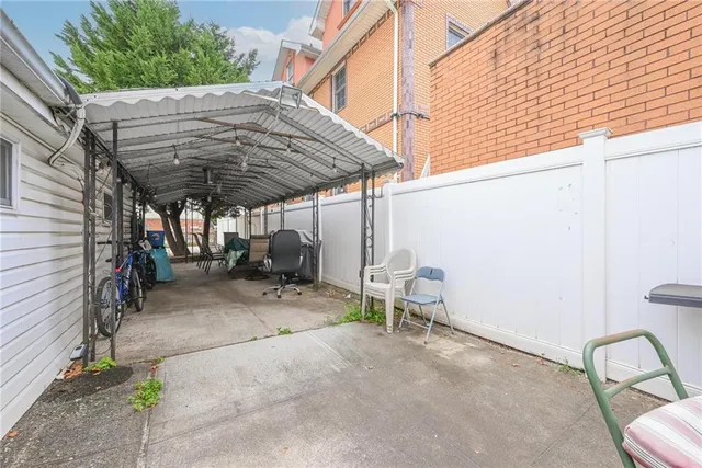 a view of back yard of the house