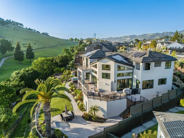 $2,499,000 | 3727 Lakebriar Place, Santa Rosa, CA 95403