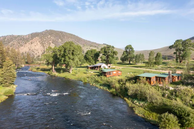 a view of a lake in a city