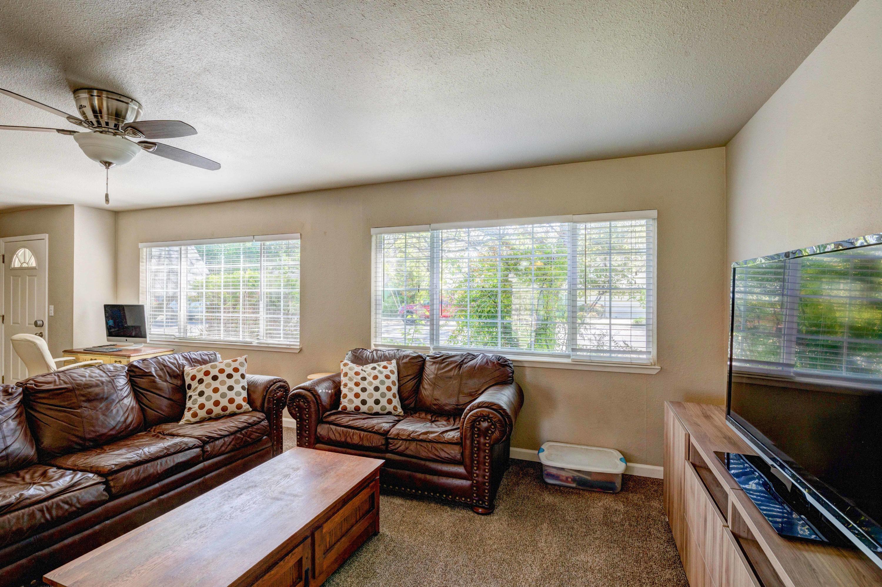 3491 Bardick Road Anderson, CA 96007 - Photo 3 of 19 Living Room-3