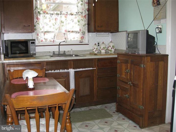 142 Green Valley Road Upper Darby, PA 19082 - Photo 7 of 16 Kitchen