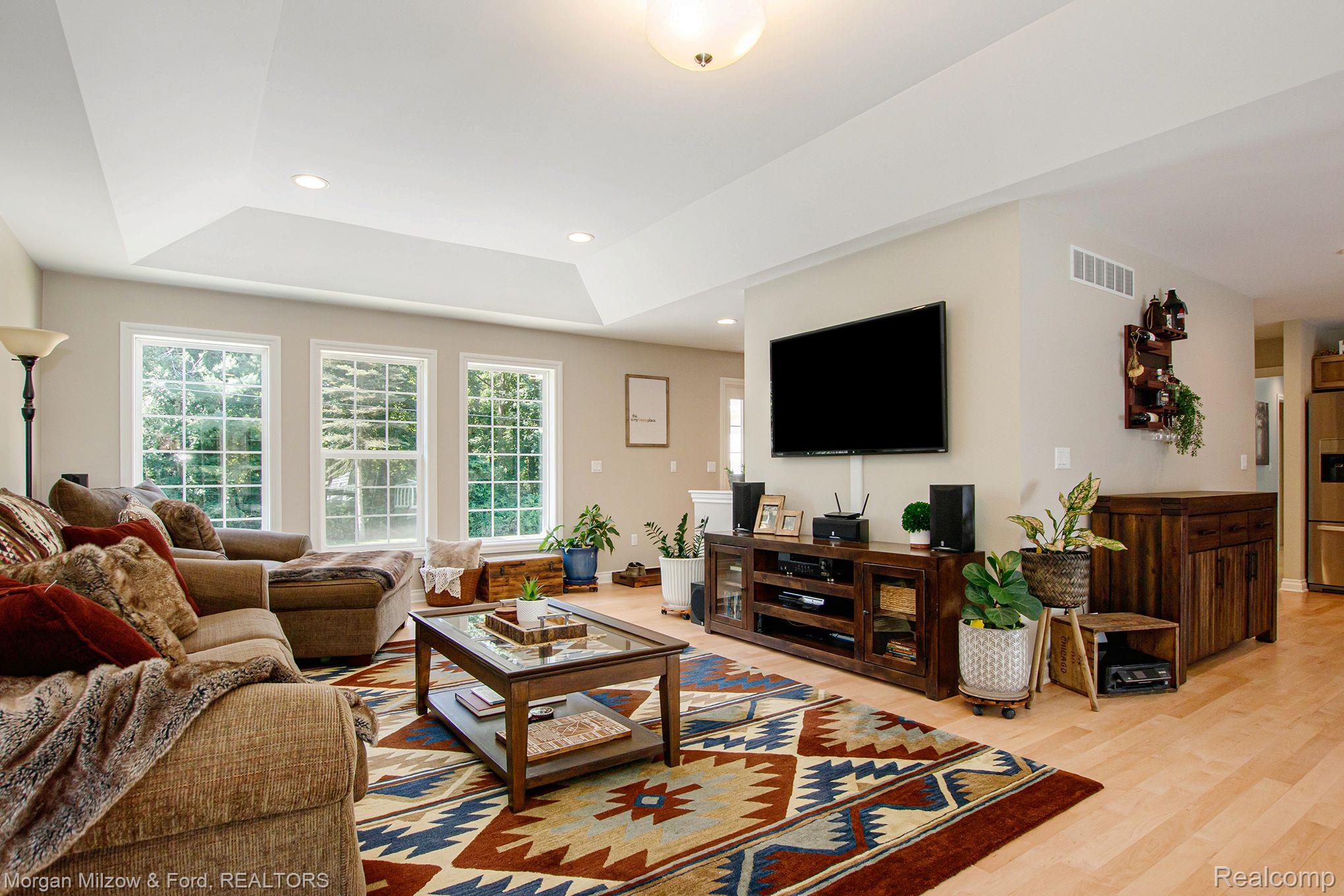 9647 Hadley Road Clarkston, MI 48348 - Photo 6 of 31 Sun drenched great room