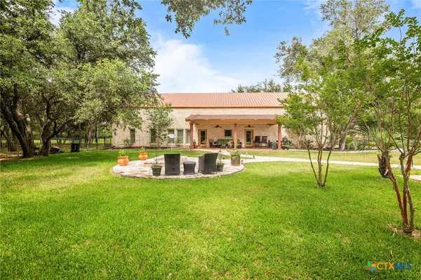 a view of a house with back yard